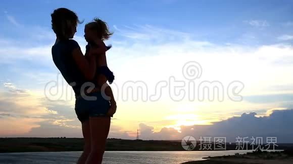 在杜斯克湖畔怀抱小女孩的母亲视频