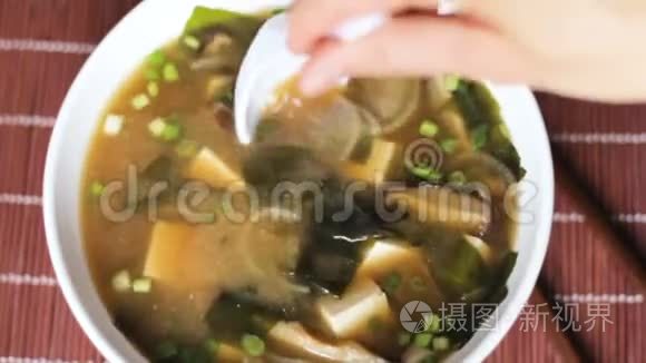 在米索汤里搅拌原料视频