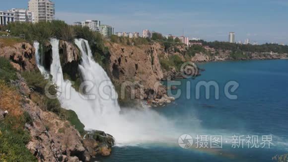 安塔利亚的杜登瀑布，一个美丽的夏日里的土耳其。旅游目的地