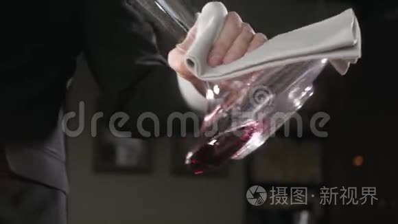 红酒倒在餐厅背景上的装饰器里。 与氧气混合