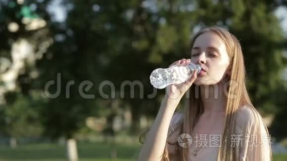 夏日绿园小女子饮水瓶肖像视频