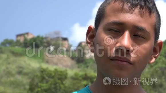 农村贫民窟附近的少年男孩视频