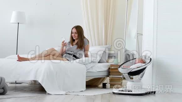 在休产假期间，在白色卧室里从事网上购物，睡在婴儿旁边