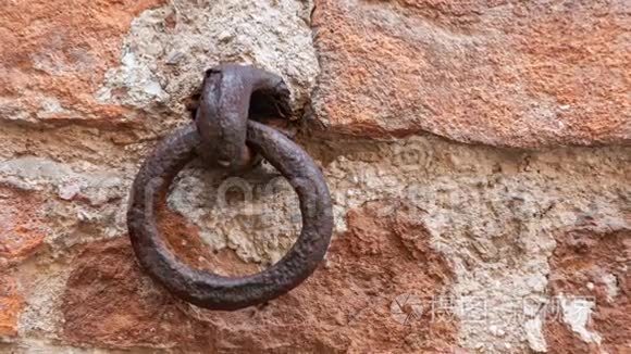 意大利一座古老房子墙上的典型钩子