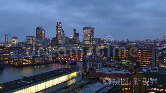 英国伦敦商务中心城市景观夜景。