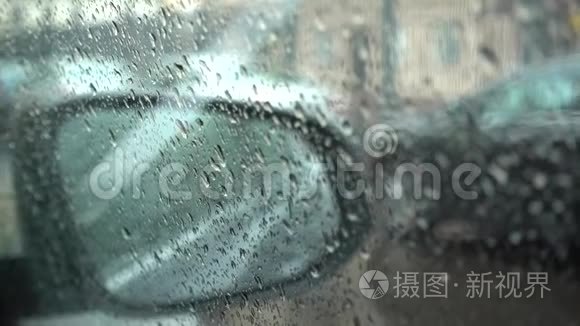 下雨天雨滴在挡风玻璃上视频