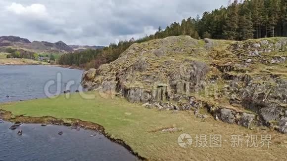 从空中俯瞰Llynnau Mymbyr，两个湖泊位于DyffrynMymbyr，一个山谷从CapelCurig村一直延伸到