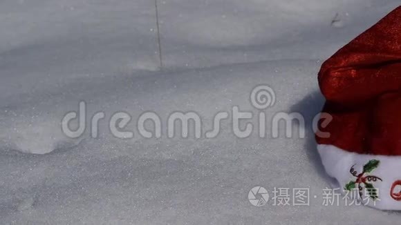 在白雪上戴两顶圣诞红帽子视频