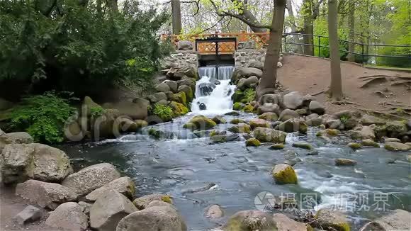 城市欧洲公园里的小瀑布视频
