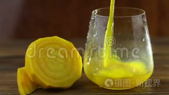 桌上玻璃中的黄甲虫汁视频