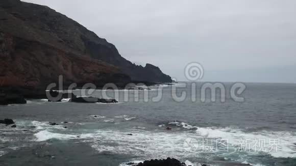 极端的大西洋海浪摧毁了海岸