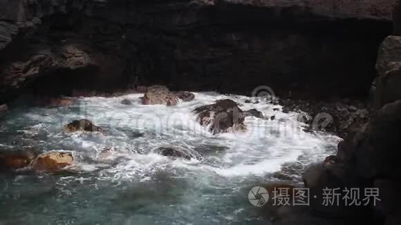 极端的大西洋海浪摧毁了海岸