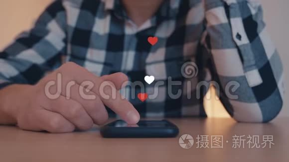 男人看手机上的Instagram页面，白色和红色的心从智能手机中飘出来