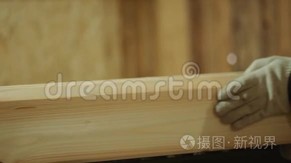 木工操作带块的工业木材切割机视频