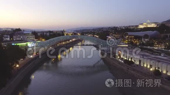 空中俯瞰和平之夜的桥梁。 第比利斯、格鲁吉亚
