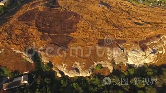 空气视图。 克里米亚被火烧毁的草那