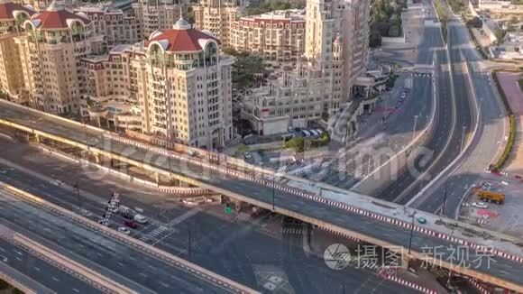 迪拜市区傍晚时分高速公路立交的鸟瞰图。