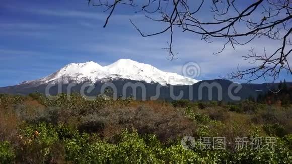 沙斯塔山蓝天空全景