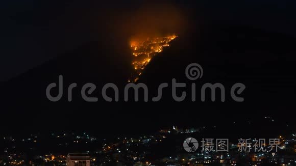 城市上空黄昏时燃烧的山视频