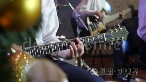 爵士乐队中的电吉他演奏者视频