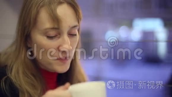 咖啡馆里的女孩喝茶吃面包视频