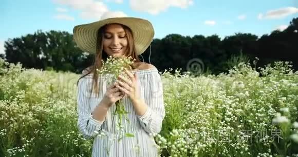 幸福女人与鲜花的肖像