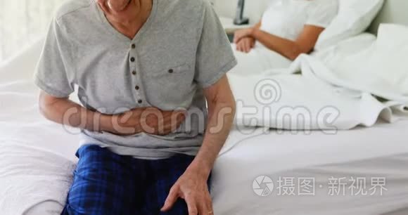 在卧室里吵吵闹闹的老夫妇视频