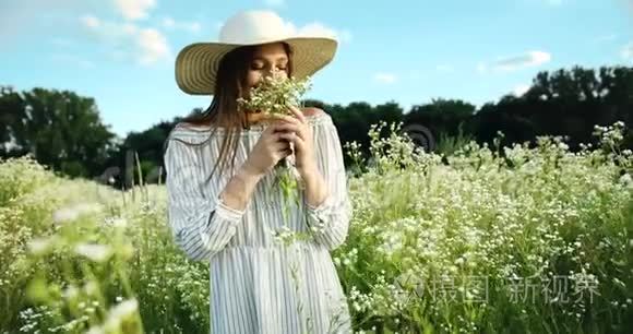 幸福女人与鲜花的肖像