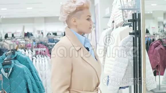 销售，时尚，消费主义和人的概念-女性购物袋选择服装在商场或服装店。
