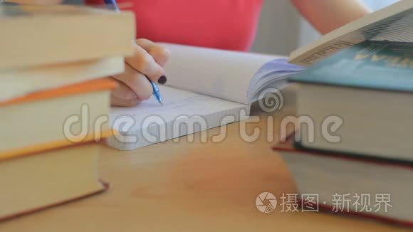 女大学生准备考试和阅读书籍和写作笔记