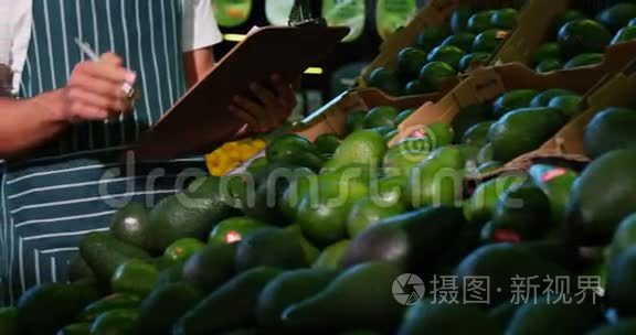 男性员工保存水果记录视频