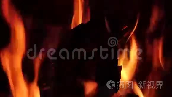 在气流的影响下火焰上升视频