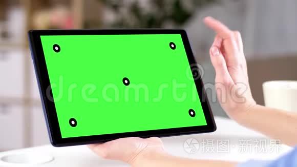 手拿平板电脑和绿色屏幕在家视频