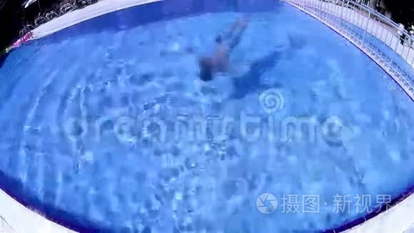 人正在水底下游过圆池视频