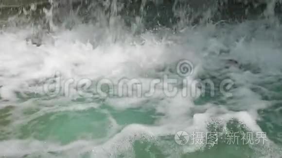 水中泡沫出现水流从高处坠落视频