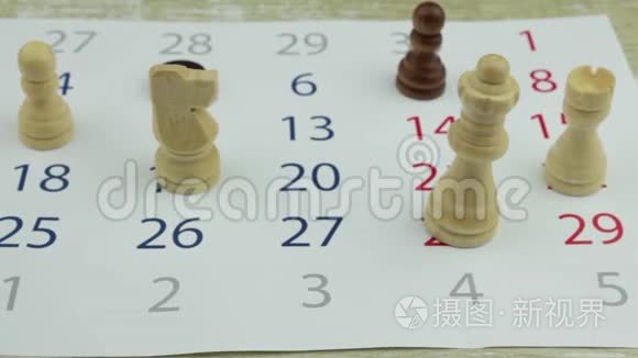 在空白日历表上的棋子视频