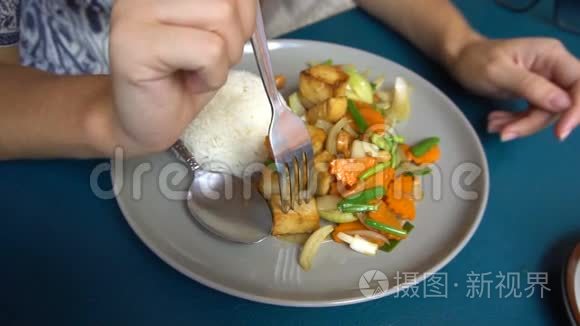 吃亚洲豆腐和蔬菜视频
