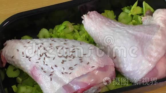 带香料的生火鸡大腿视频