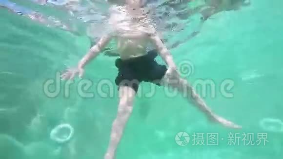 快乐活动的水下儿童游泳池视频