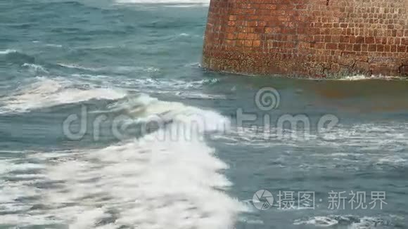 波浪冲击着墙视频