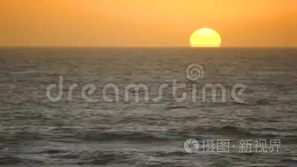 太阳落山太平洋橙色太阳无云天空快速运动