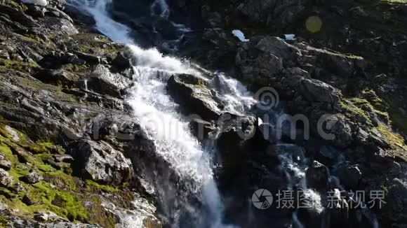 快速流动的山瀑布滑山边