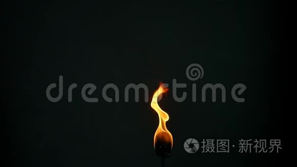黑色背景上垂直的单火炬火焰熄灭,喷出烟雾短视频