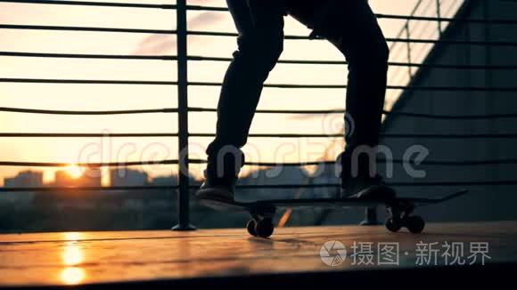 滑板手在日落背景上跳跃，动作缓慢。