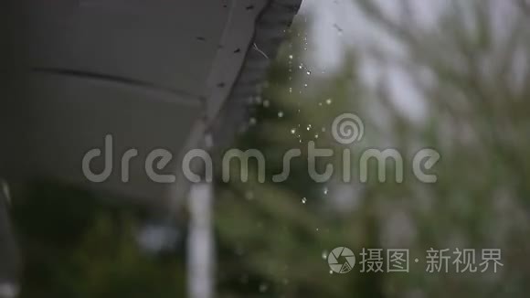 雨水和避难所的屋顶视频