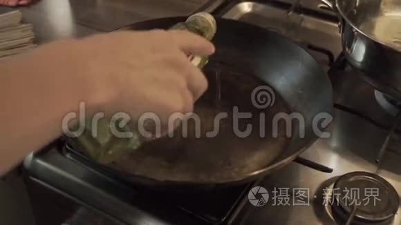 在油上炸洋葱视频