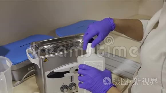 牙科牙医仪器放置在消毒箱内视频