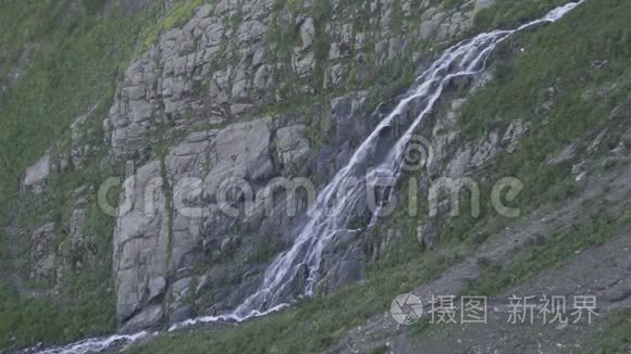 绿高加索山脉的瀑布变成了一条山河。