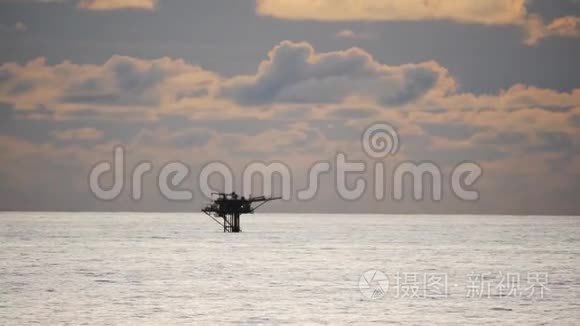 美丽的神秘日出和海上平台视频