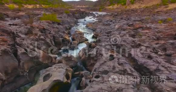 空中接近河流峡谷视频